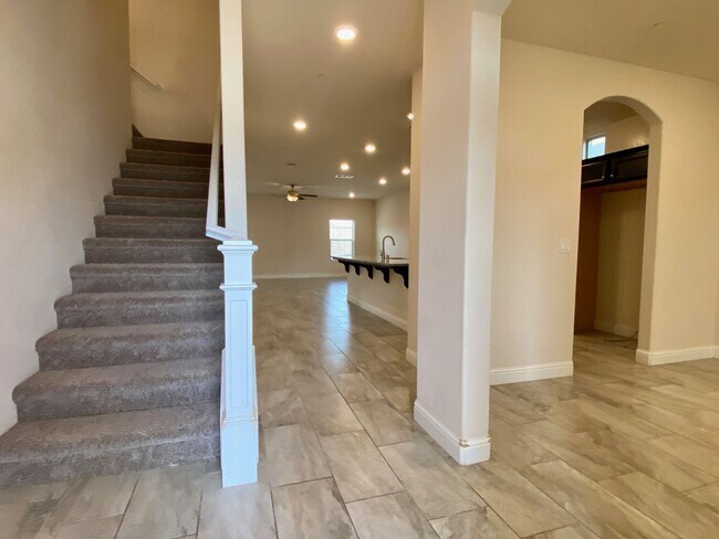 Building Photo - $3,195 Leonard & Shaw, 5 Beds - Alamos Ave...