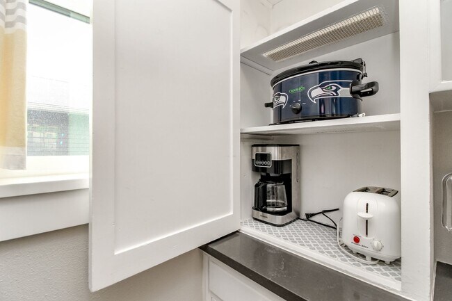 Building Photo - Updated 3 bedroom 1.5 bath + Office in Nor...
