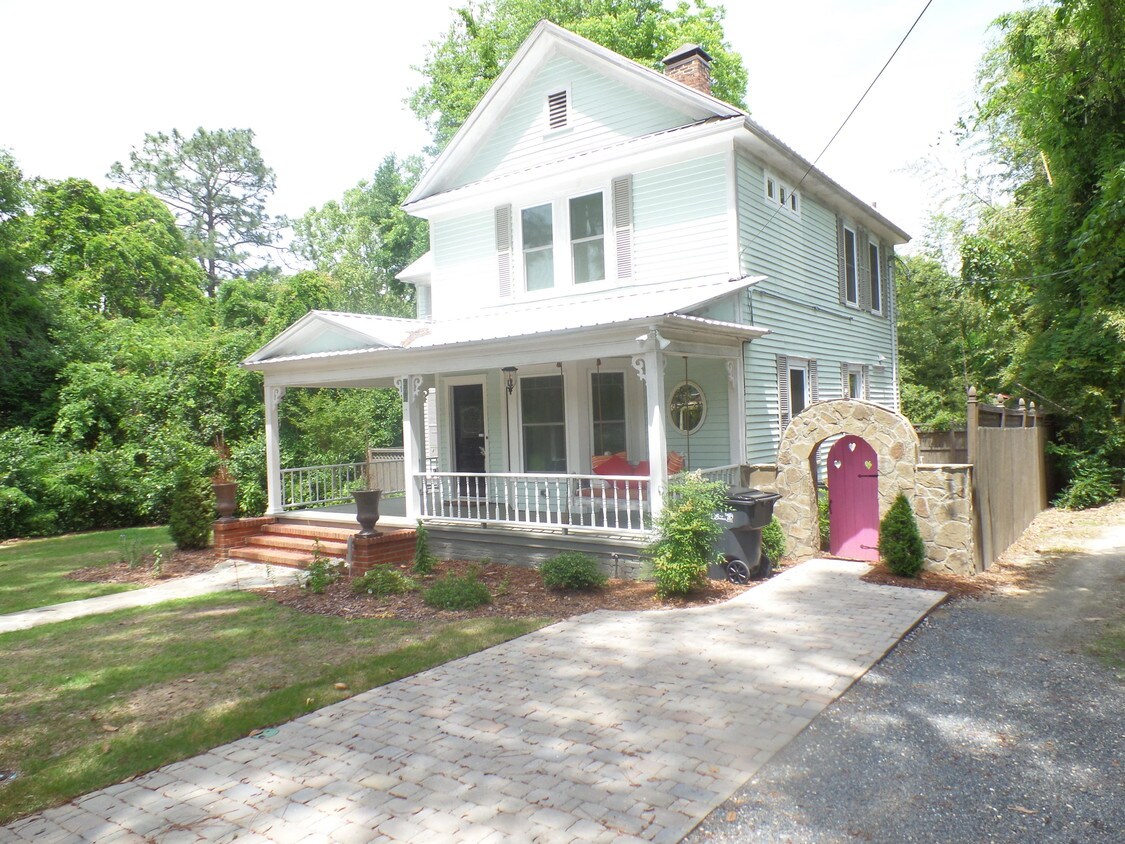 225 E Vermont Ave, Southern Pines, NC 28387 House for Rent in