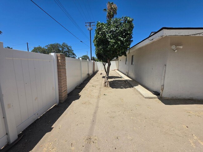Building Photo - Two Bedroom Two Bathroom Duplex in Hemet!