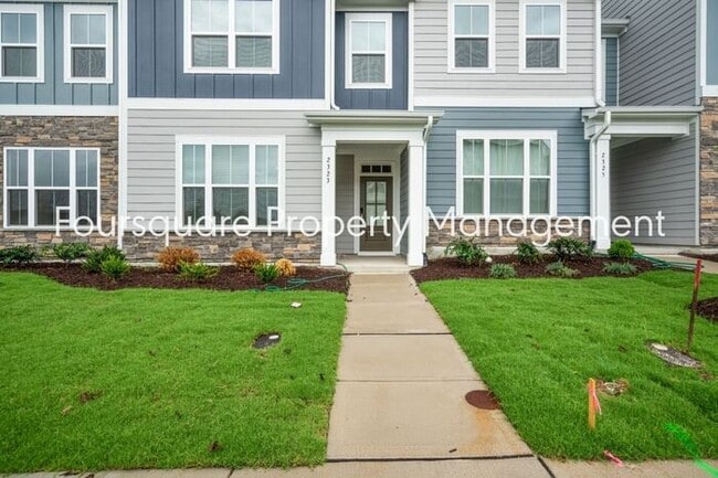 Building Photo - 2 Story Townhouse | One Car Garage | Hardw...