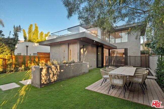 Building Photo - 738 Palms Blvd