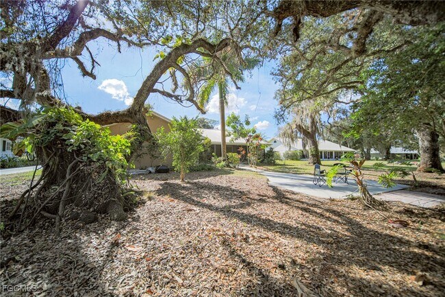 Foto del edificio - 1250 Riverbend Dr