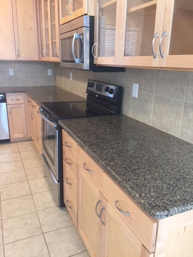 Building Photo - Lake Estates 4 bed 2.5 bath 3 car garage home!