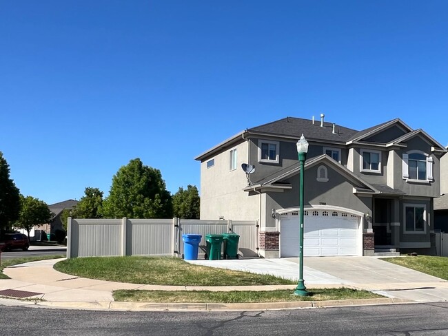 Building Photo - Large 3-Bedroom Riverton House for Rent in...