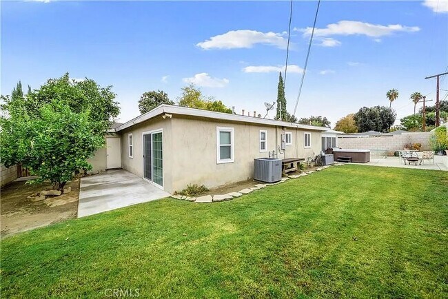 Foto del edificio - 8228 Oakhurst Pl