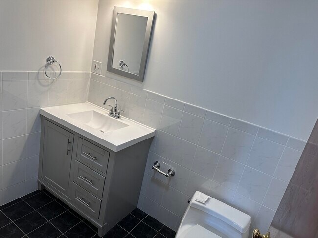 Building Photo - 821 6th St