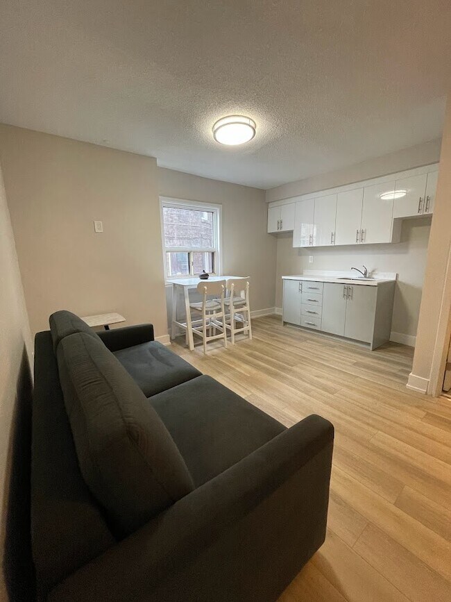 Building Photo - 1 bdrm plus a den!