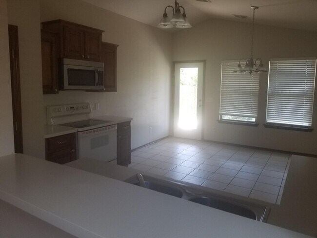 Foto del edificio - Beautiful 3 bedroom home near SW 104th and...
