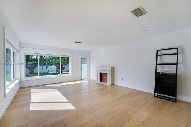 Building Photo - 2 NE 108th St