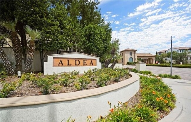 Building Photo - Luxurious 2 bed/ 2 bath townhouse in guard...