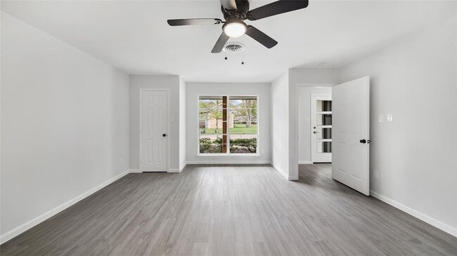 Building Photo - 910 Cedar Ln