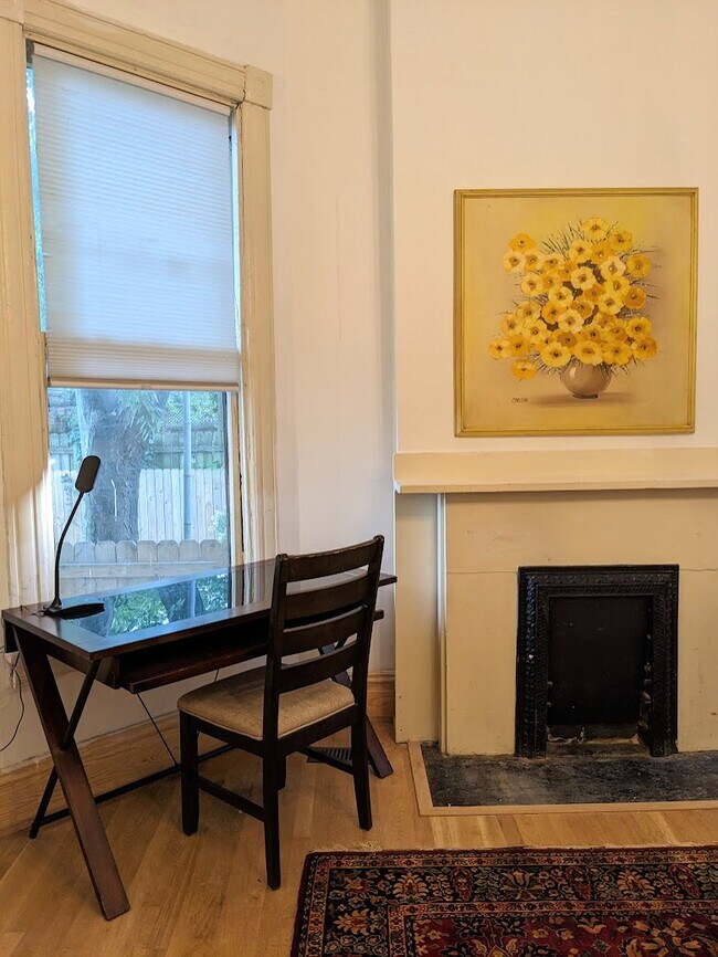 Zona de trabajo para el dormitorio 1. - 1816 W Grace St