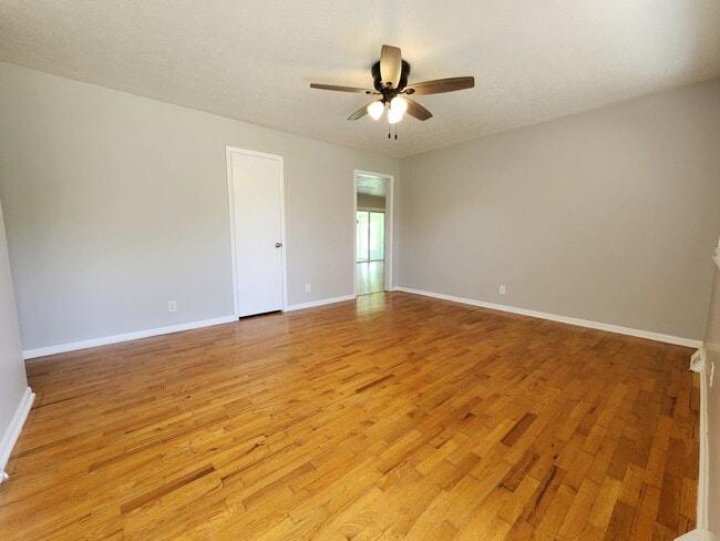 Building Photo - Spacious 3-Bedroom, 1-Bathroom Home AVAILABLE NOW!!