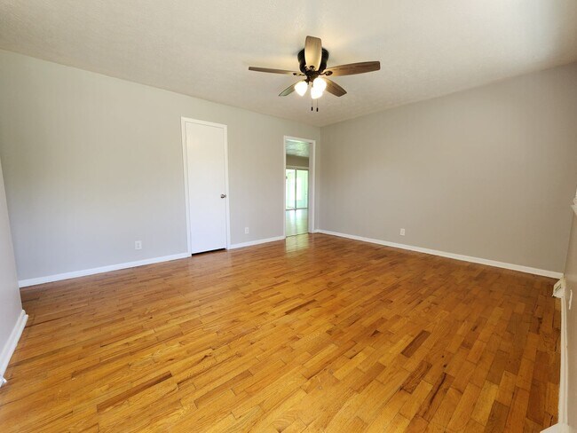 Foto del edificio - Spacious 3-Bedroom, 1-Bathroom Home AVAILABLE NOW!!