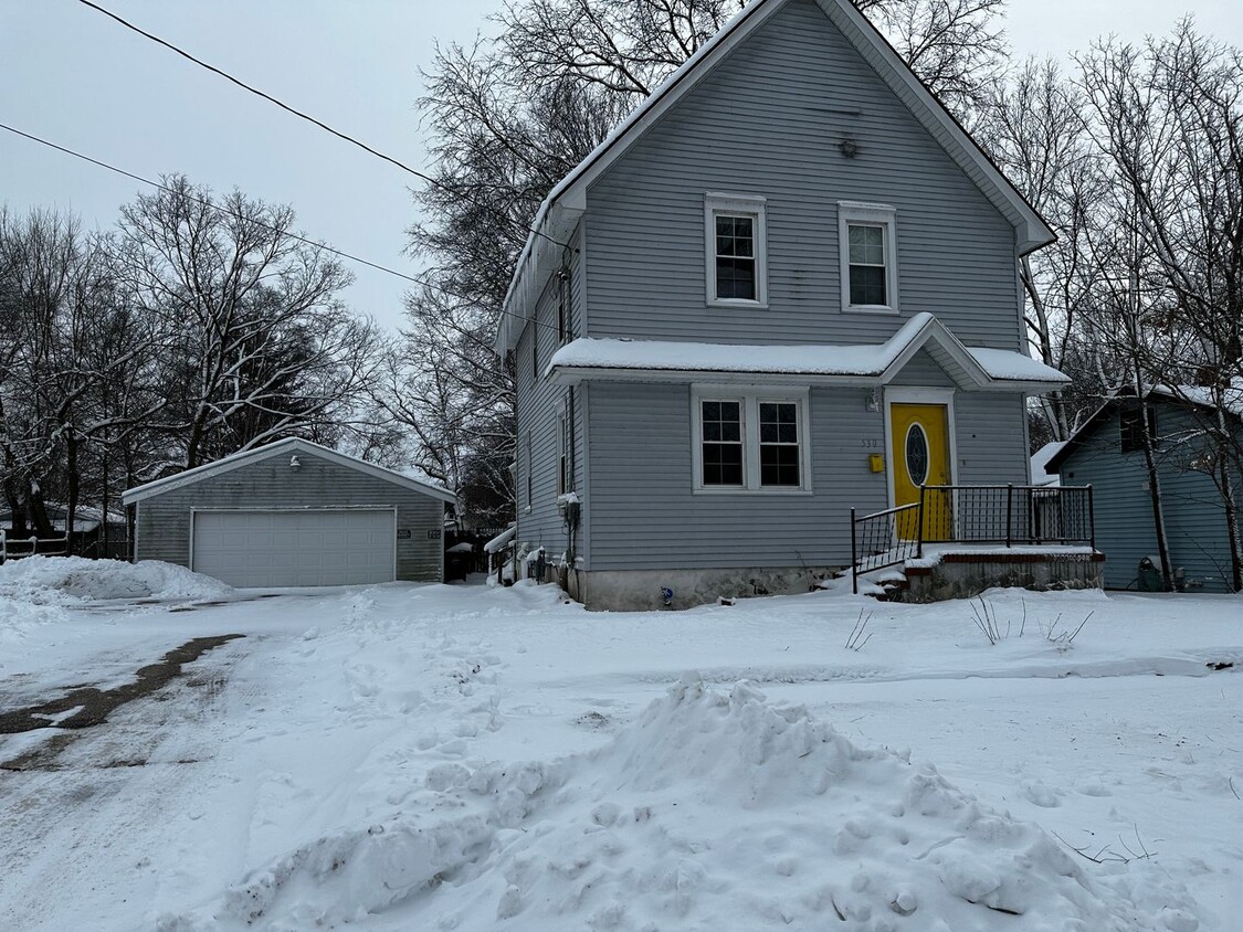 Foto principal - Charming 3-Bedroom, 1.5-Bath in Beloit!