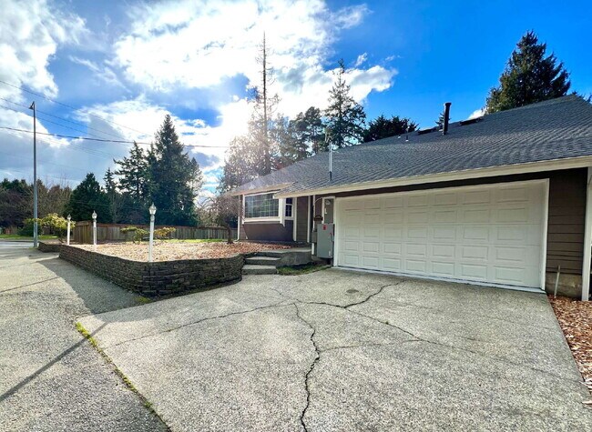 Building Photo - Spacious Living, Functional Comfort & Unbeatable Convenience