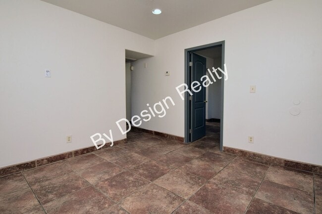 Building Photo - Stand Alone 2 Bed 1 Bath with Private Yard...