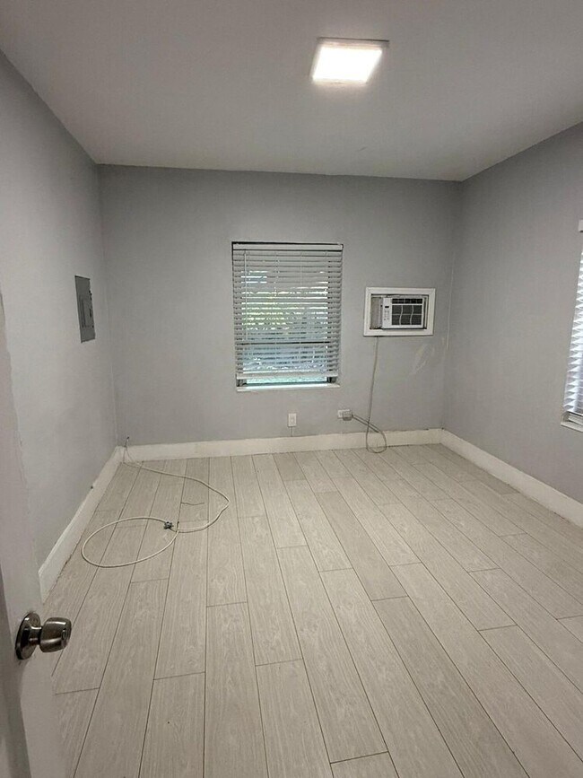 Foto del edificio - 1736 SW 21st St