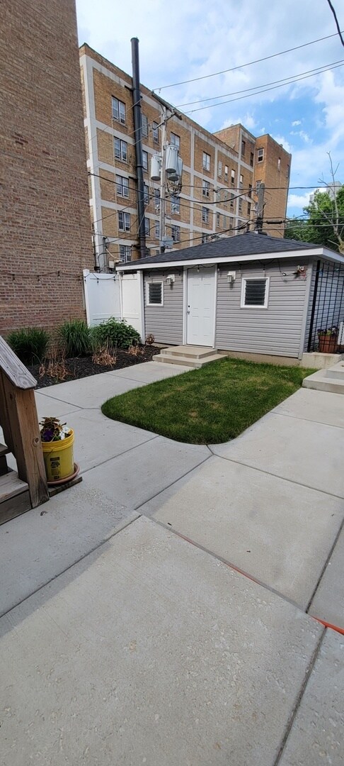 Building Photo - 5739 N Winthrop Ave