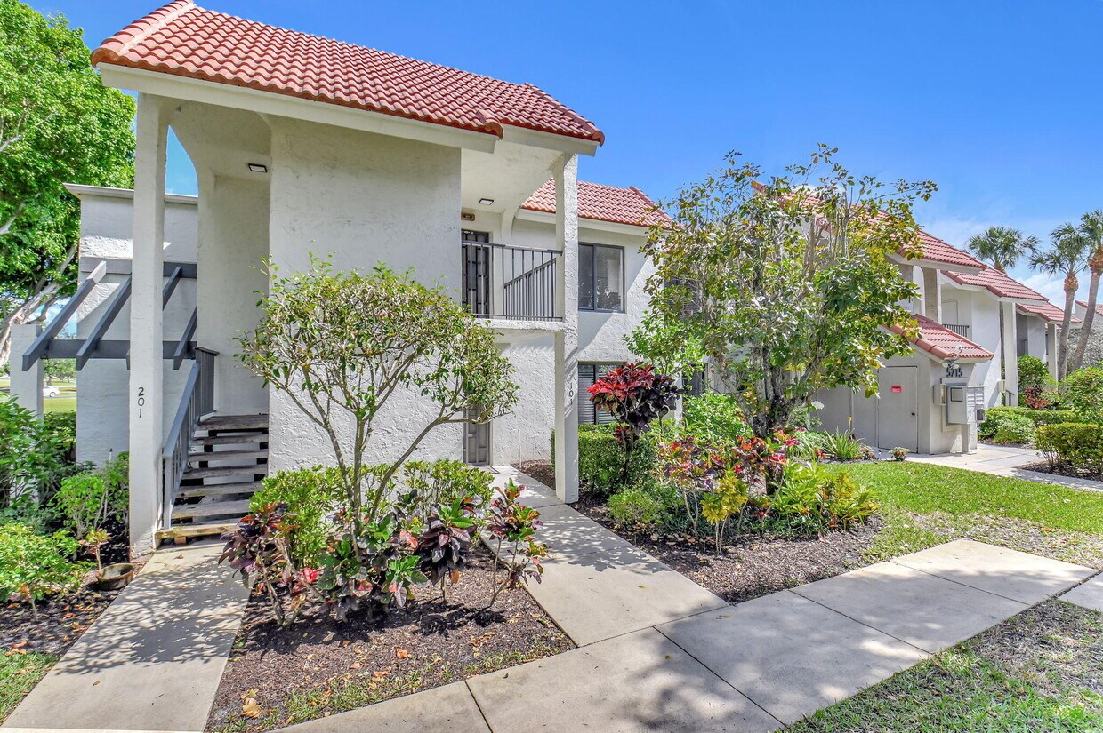 Foto principal - 5715 Fairway Park Dr