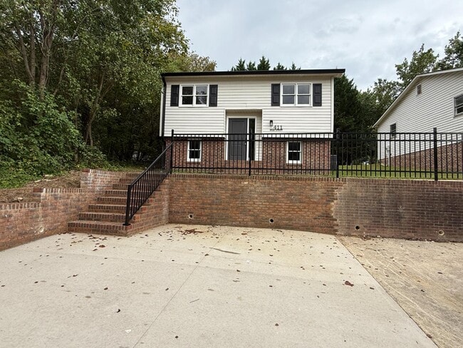 Building Photo - 411 Doak St