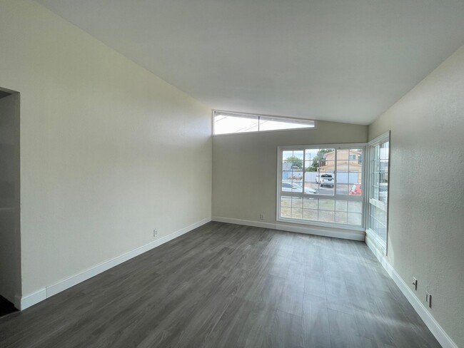 Foto del edificio - Petaluma: Single Level Home With New Floor...