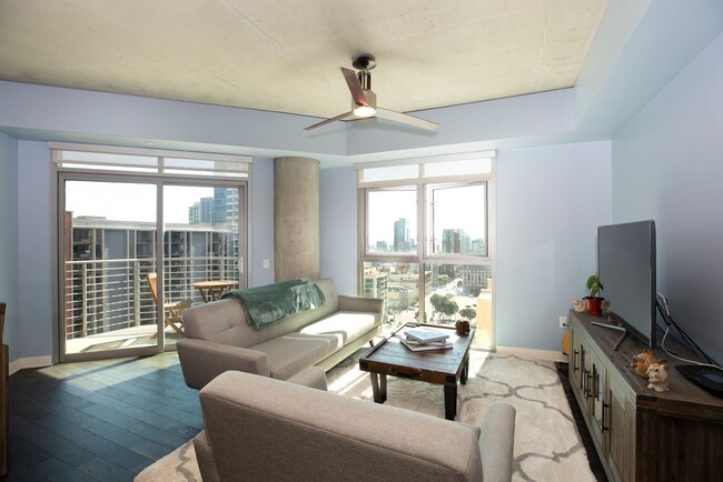 Foto del edificio - Stylish 2-bedroom 2-bath with Spacious Flo...