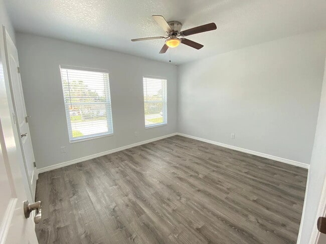 Building Photo - Waterfront 3 bedroom townhome with dock!