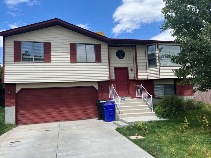 Foto principal - Great West Jordan 4 Bedroom 2 Bath Home!