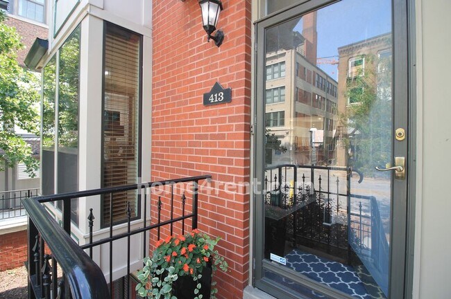 Foto del edificio - 413 W 10th St