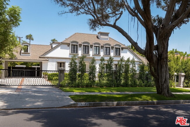 Building Photo - 908 N Rexford Dr