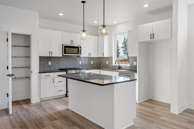 Building Photo - 971 W Linda Ave