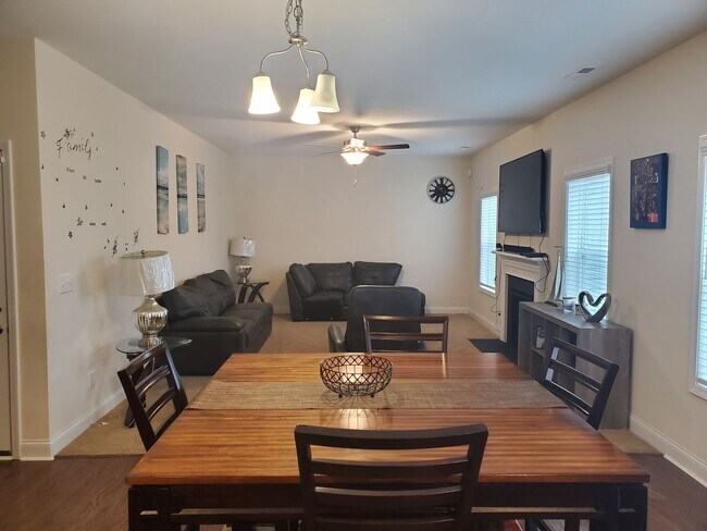 Foto del edificio - 4 bd/ 2.5 ba located MINUTES from Fort Bragg! Quiet Neighborhood!