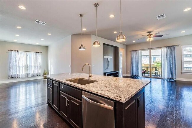 Foto del edificio - 11016 Cut Plains Loop