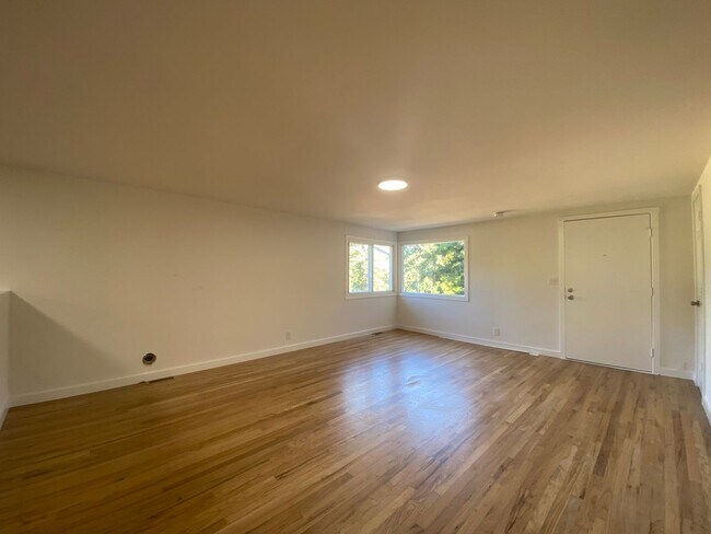 Building Photo - Des Moines charmer with spacious yard
