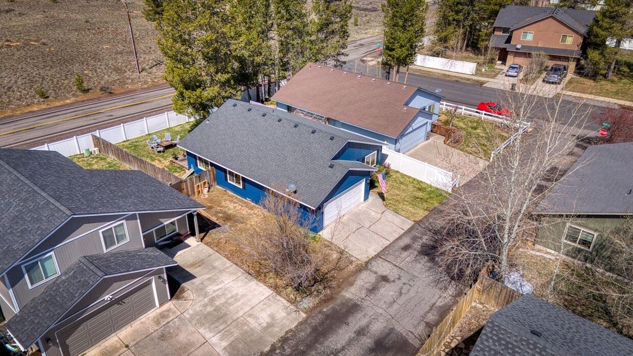 Building Photo - Mountain Views- La Pine