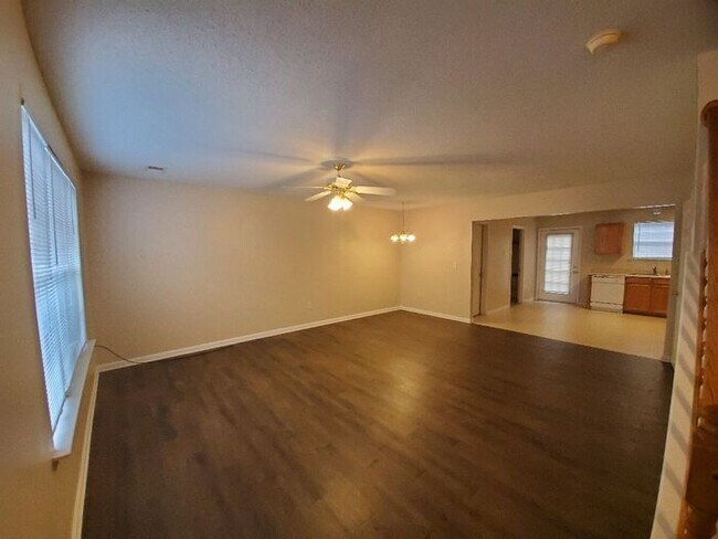 Building Photo - 3 Bedroom Townhome near Downtown Greenville