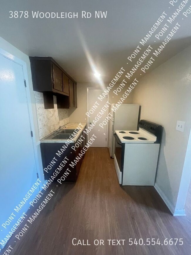 Foto del edificio - 3878 Woodleigh Rd NW