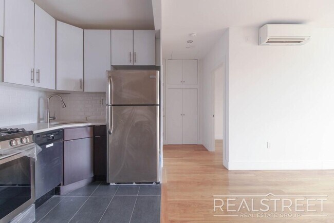 Foto del edificio - LUXURY 1 BED LOFT in Queens!