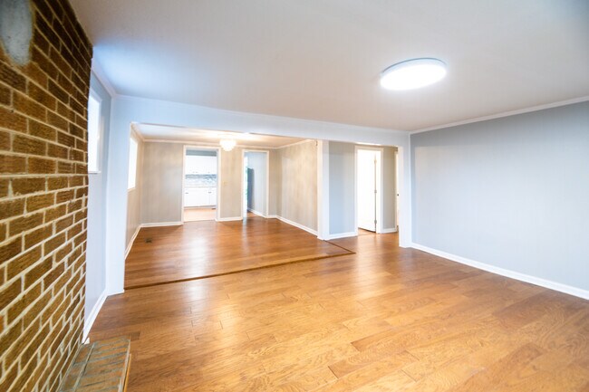 Building Photo - 6900 Dogwood Dr