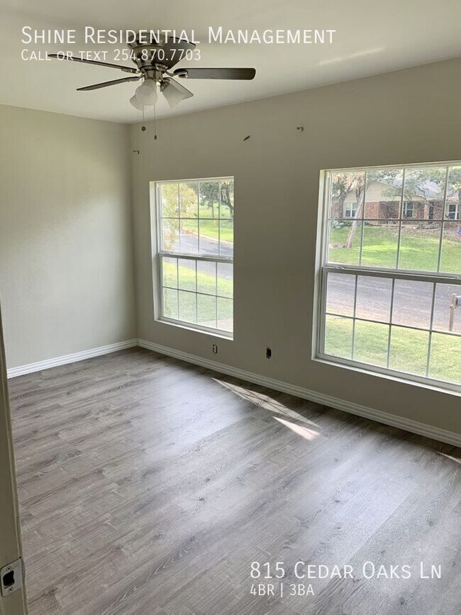 Foto del edificio - 815 Cedar Oaks Ln