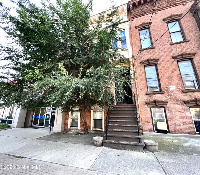 Foto del edificio - 390 Clinton Ave