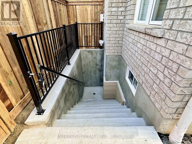 Building Photo - 77 Romanelli Cres