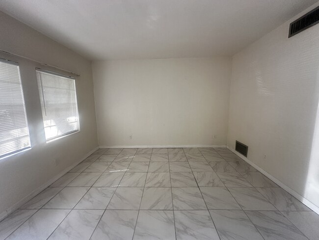 Foto del edificio - 1315 E Silver Springs Blvd