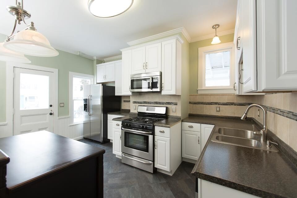 Large kitchen - 526 W Church St