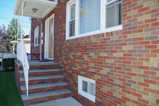 Building Photo - 22 Davison St