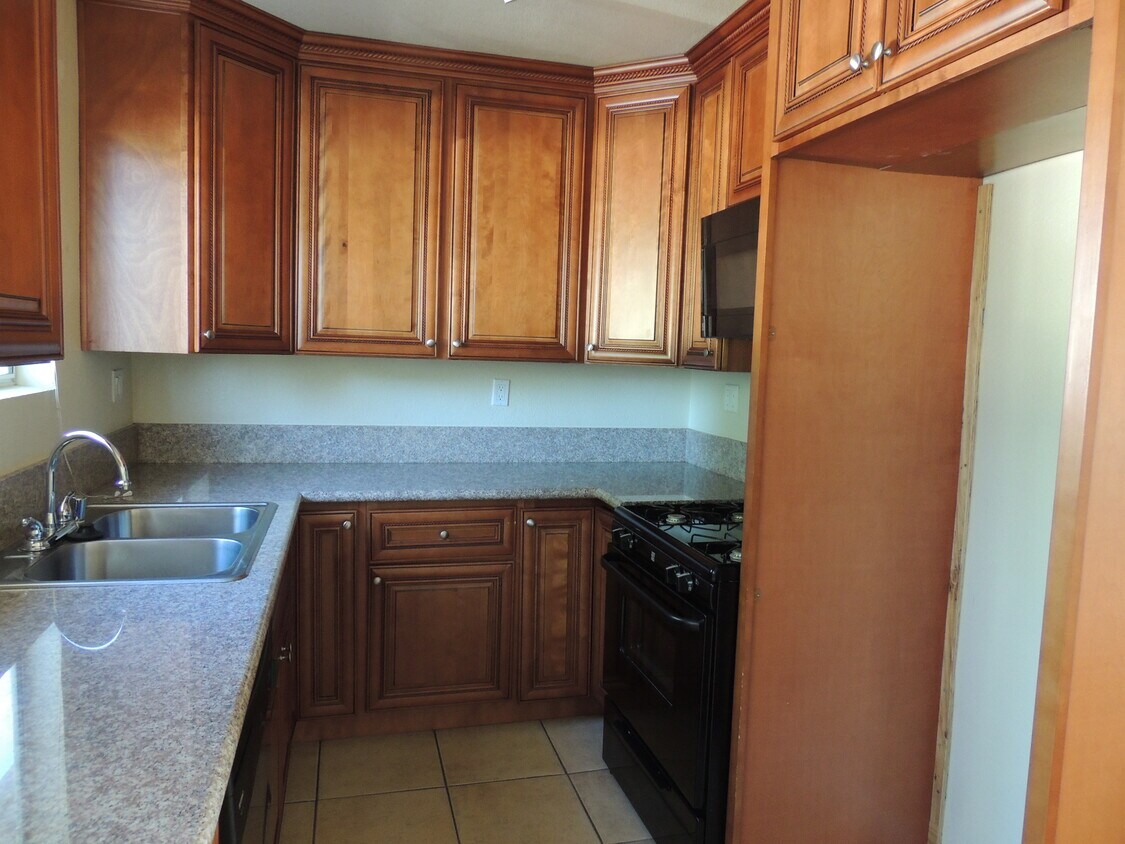 Primary Photo - Chateau Whitsett Apartments