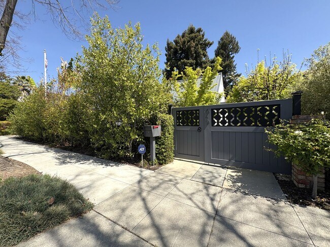 Foto del edificio - Charming 4BR Home with ADU