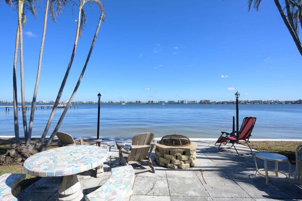Foto principal - 1430 S Lakeside Dr